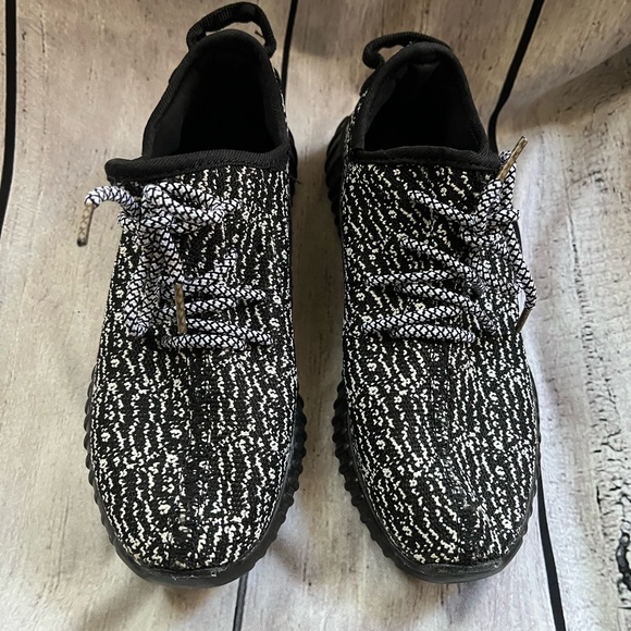 Adidas Yeezy Boost Women's Sneakers Size 7 Black White - Picture 8 of 9